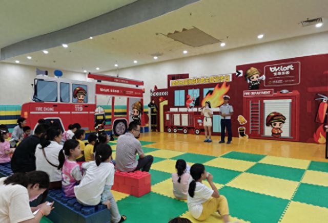拼拼图、接力赛买球软件、寻宝趣味游戏 北京丰台百余名儿童、家长参与消防主题亲子活动(图1)